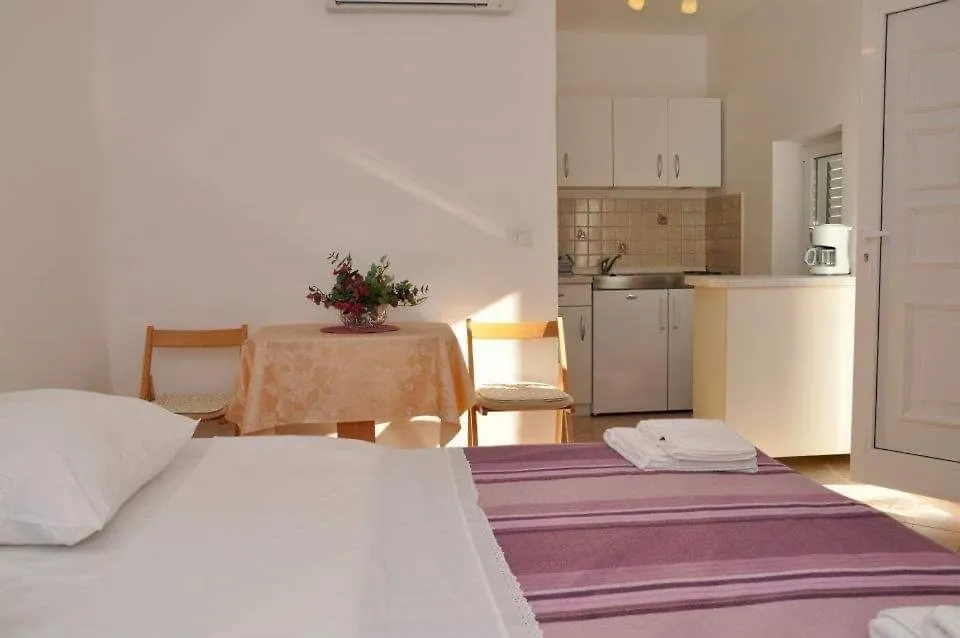Studio Kampor Apartment